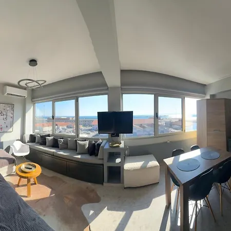 Sea View Apartment *